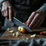 Urtekniv i aktion ved aeble-skraelning