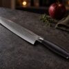 Shokutsū gyuto kokkekniv med æble og timian på skærebræt