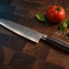 Shokutsū gyuto kokkekniv med tomat og basilikum